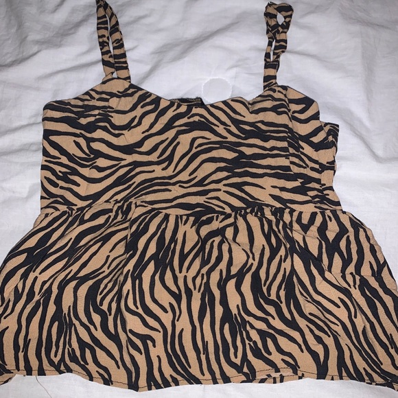 Hollister Tops - Super cute Hollister crop top!